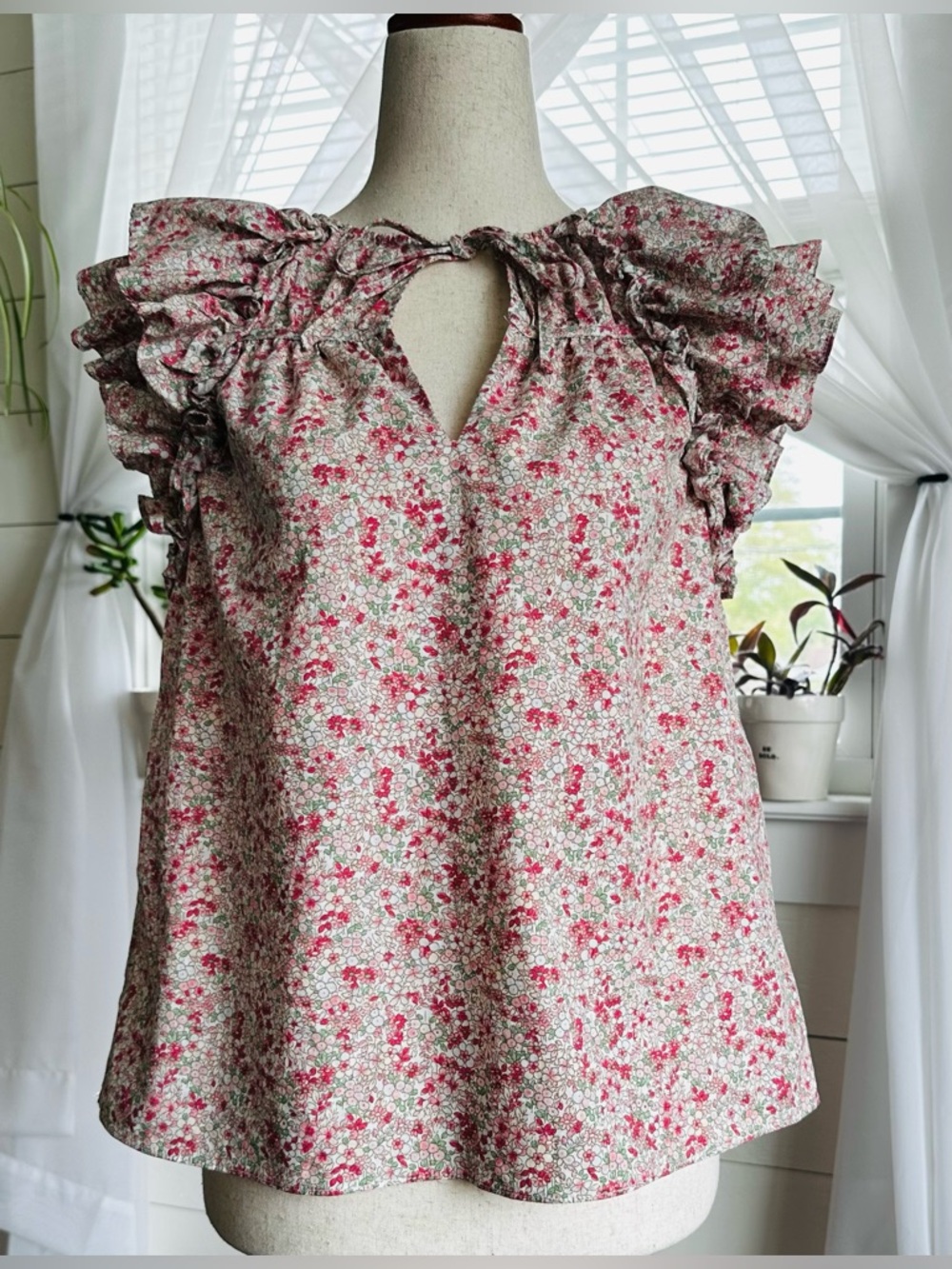 Mable Ruffled Ditsy Sleeve Floral Top with keyhole tie neckline. EUC!
Size: S